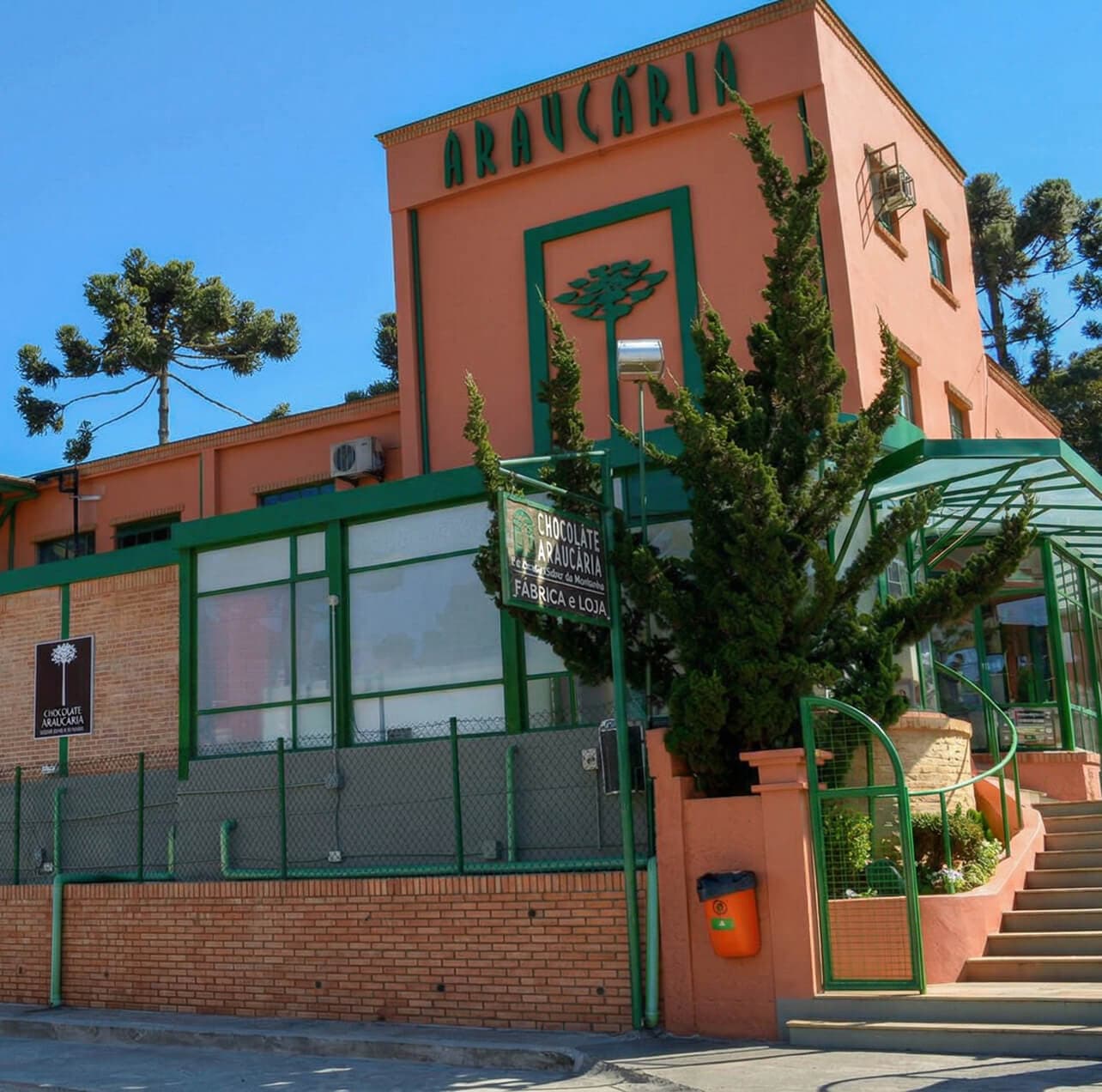 Fachada da fábrica e loja Chocolate Araucária